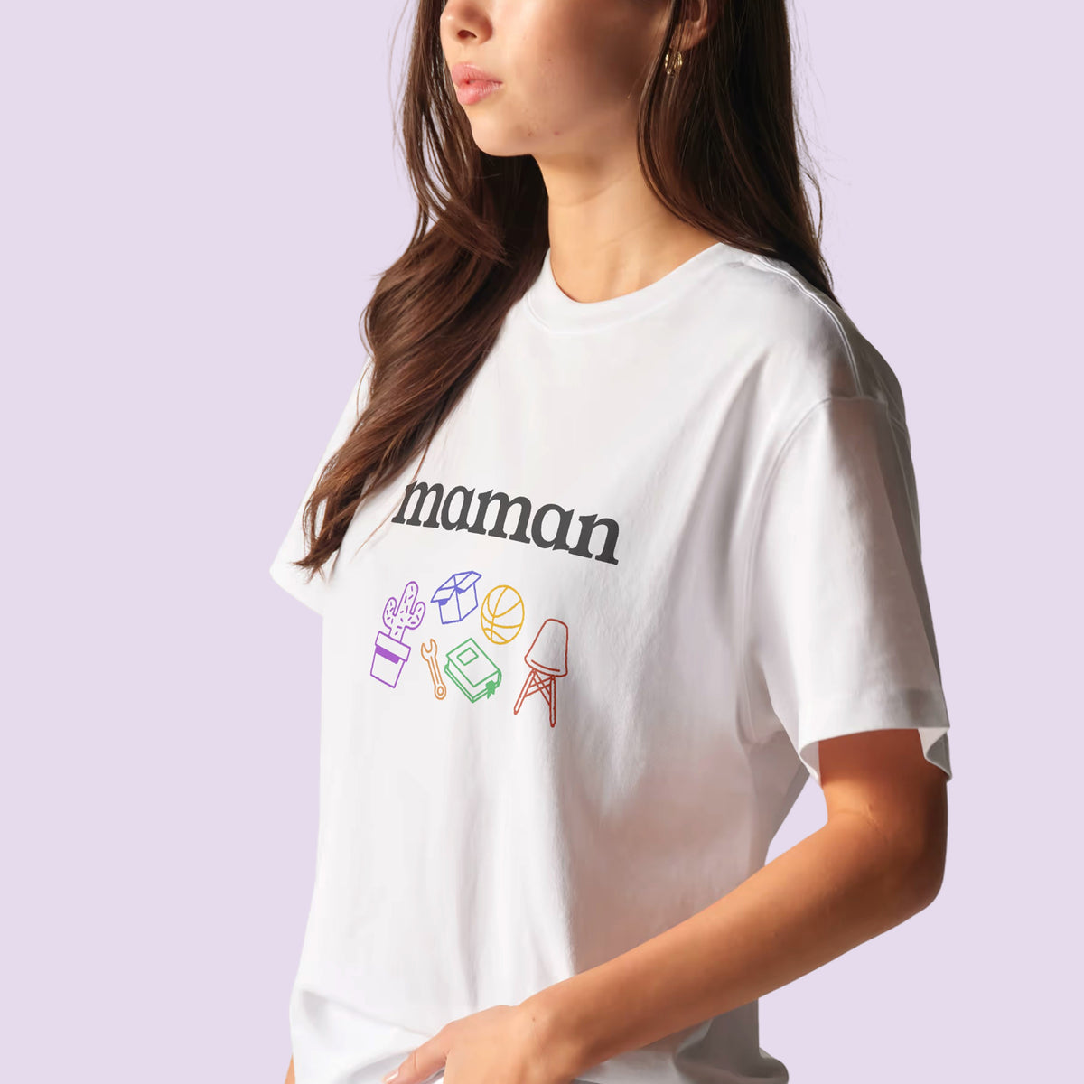 Femme portant le t-shirt blanc « maman » illustré – t-shirt future maman