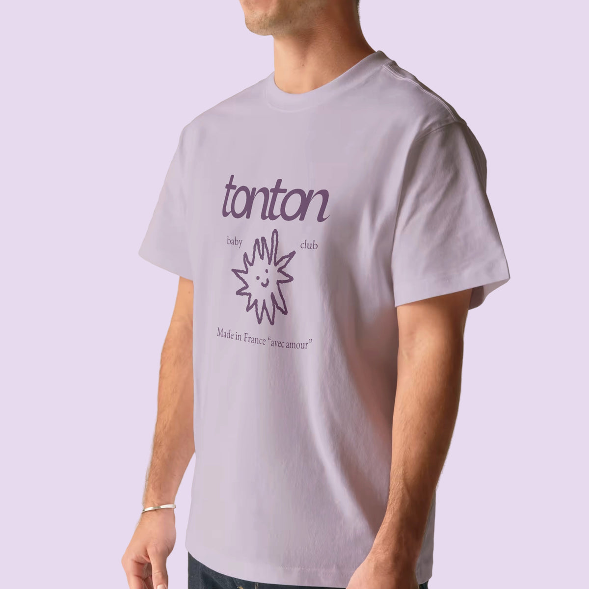 Homme portant le t-shirt lila « tonton » Baby Club – annonce de grossesse au tonton