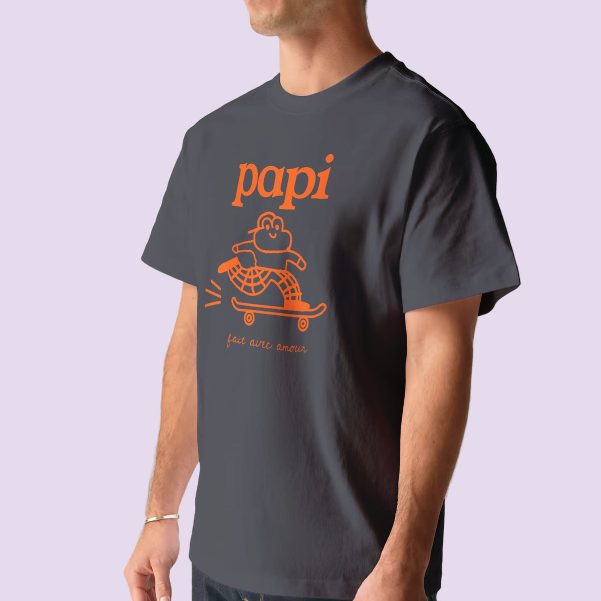 Homme portant le t-shirt noir « papi » illustré en orange – annonce grossesse au futur papi