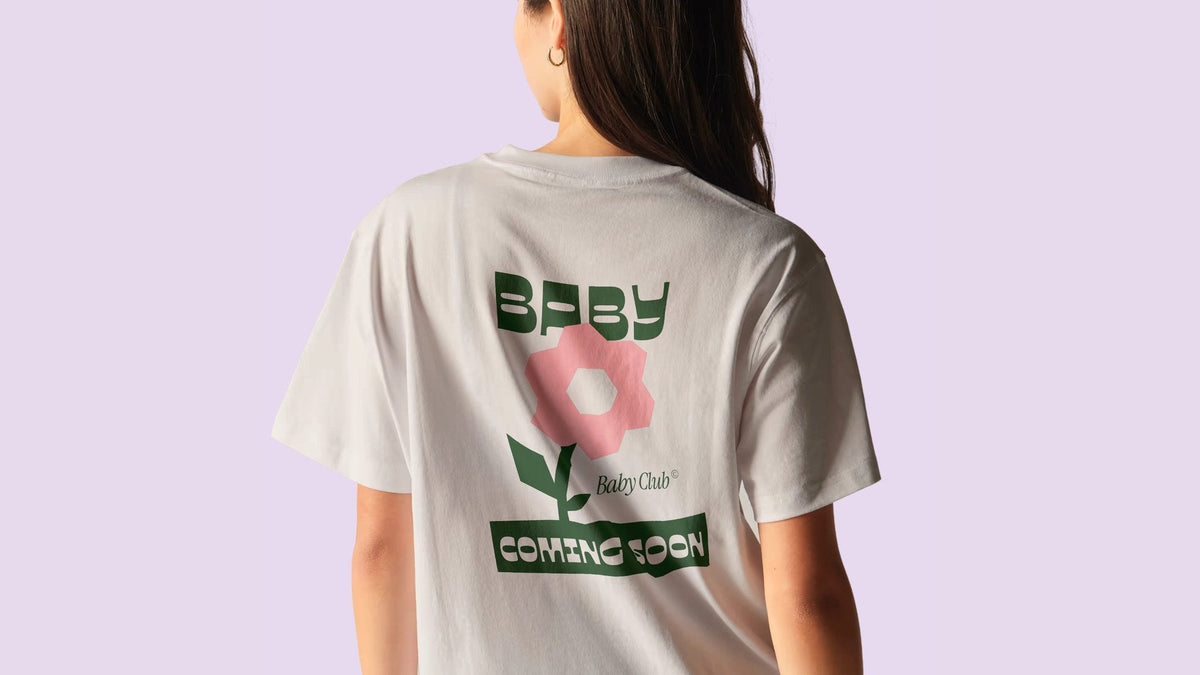 Femme de dos portant le t-shirt Baby Coming Soon pour annoncer sa grossesse