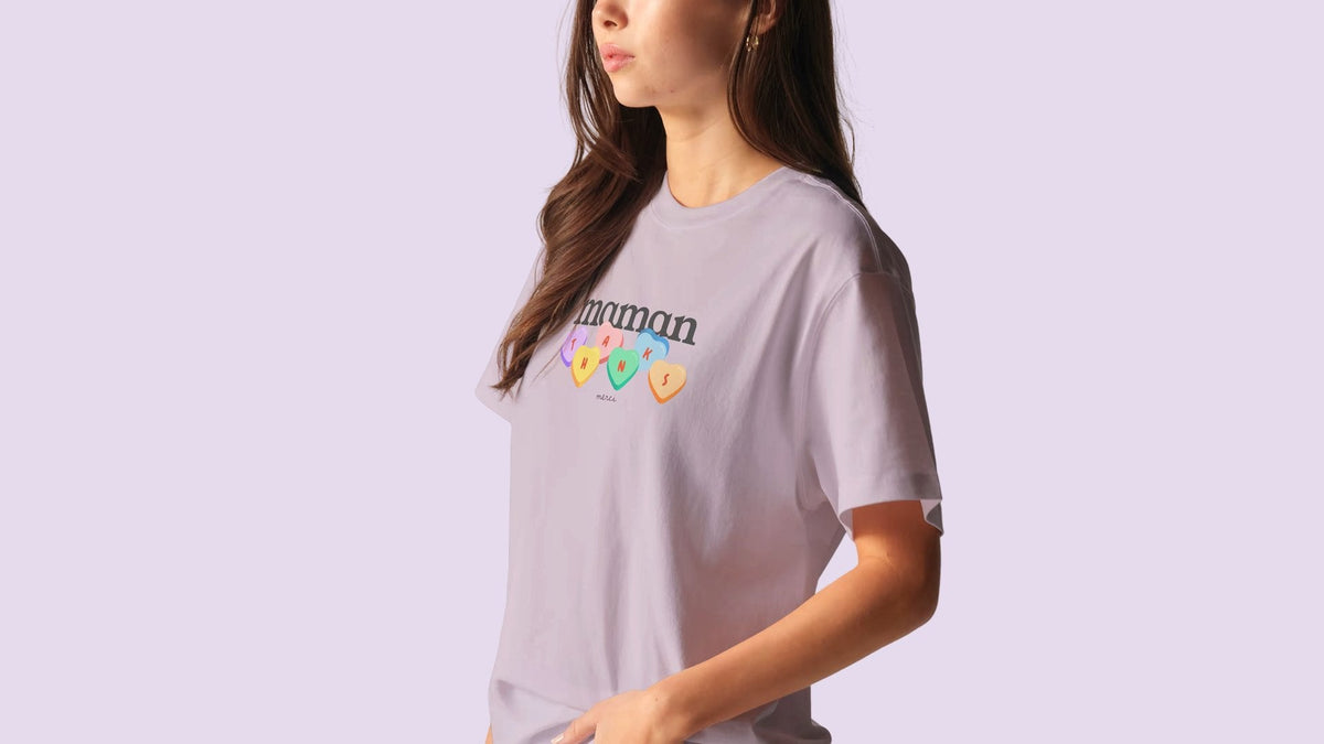 Femme portant le t-shirt lila maman aux cœurs colorés, cadeau fête des mères
