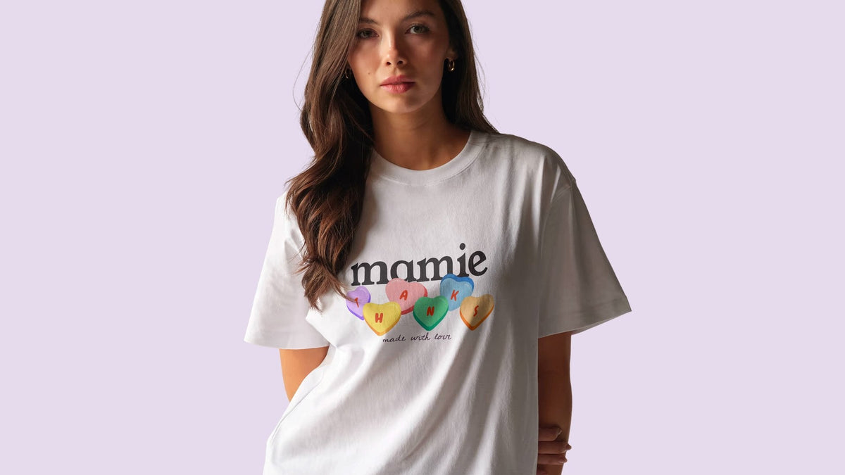Femme portant le t-shirt mamie aux cœurs colorés, annonce de grossesse aux grands-parents