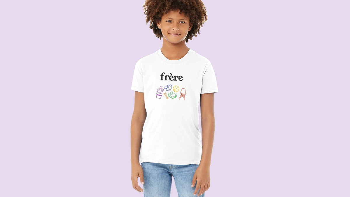 Petit garçon portant le t-shirt frère pour annoncer une grossesse