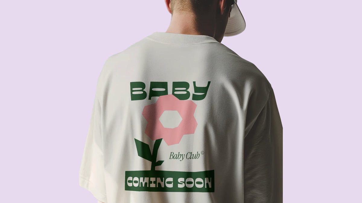 Homme de dos portant le t-shirt Baby Coming Soon pour une photo d'annonce de grossesse