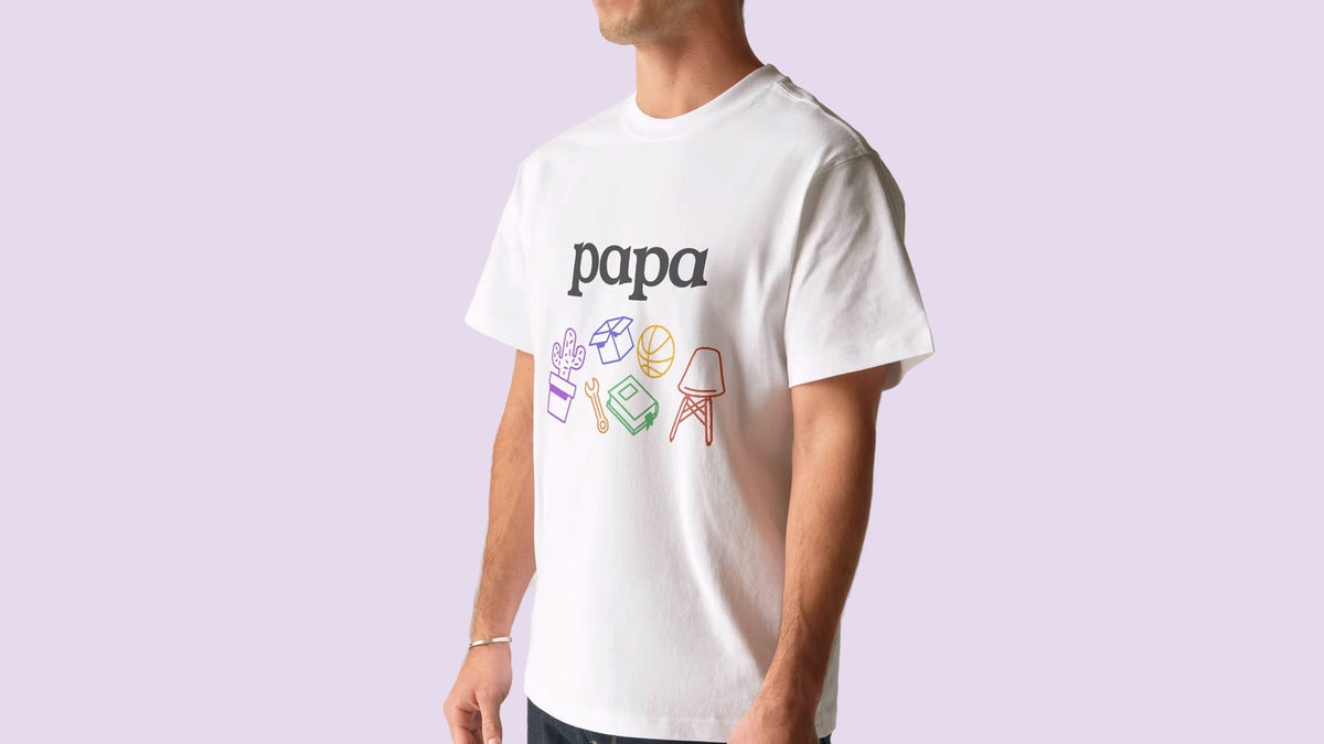 Homme portant le t-shirt papa illustré, annonce de grossesse au futur papa