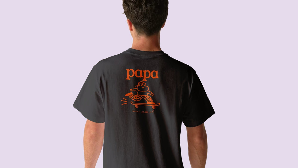 Homme de dos portant le t-shirt noir papa, cadeau fête des pères