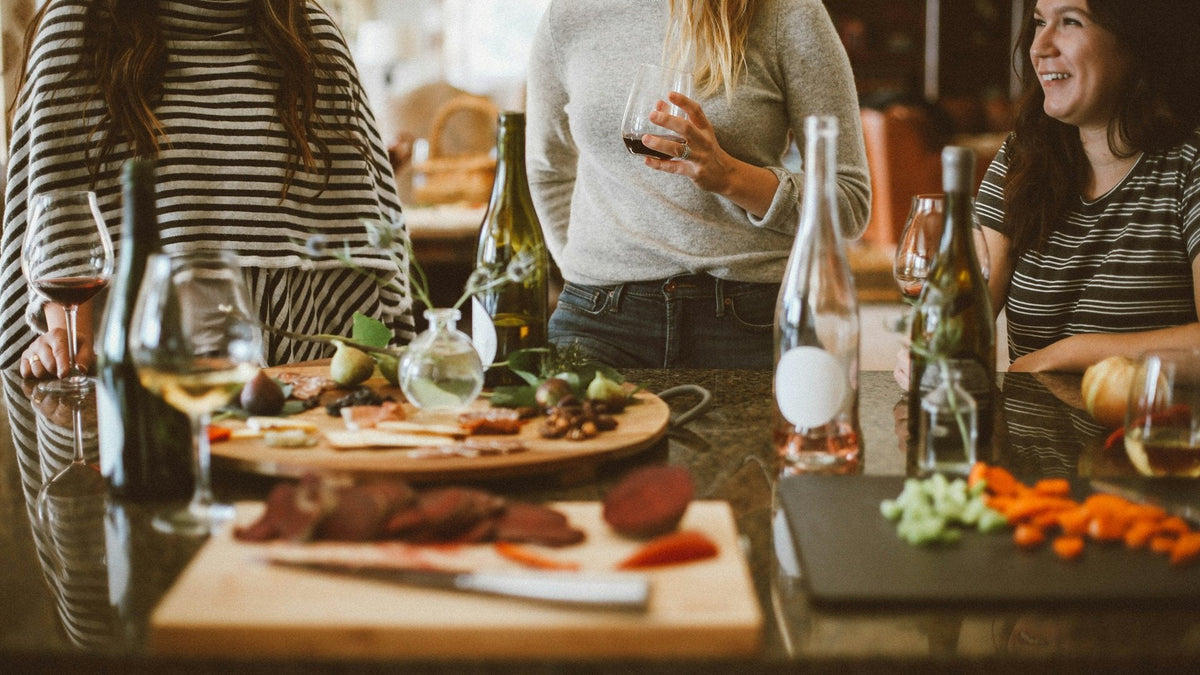 Amies réunies autour d'un dîner