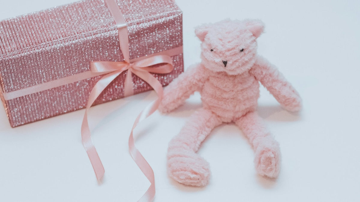Peluche rose et paquet cadeau pour une baby shower