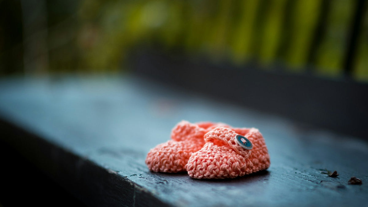Petits chaussons de bébé en tricot rose