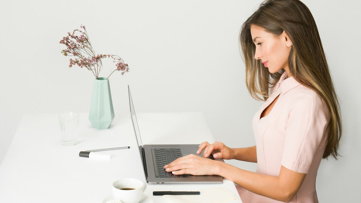Femme qui travaille sur son ordinateur portable au bureau