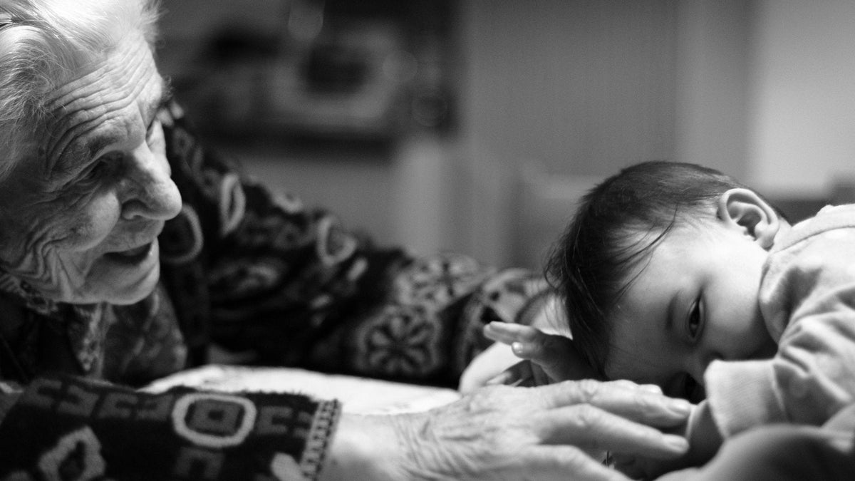 Grand-mère auprès d'un jeune enfant