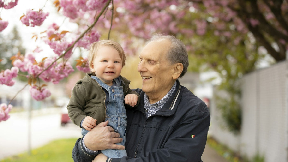 Grand-père souriant qui porte son petit-fils