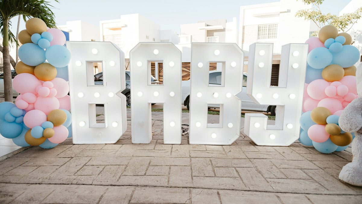 Grandes lettres lumineuses BABY entourées de ballons
