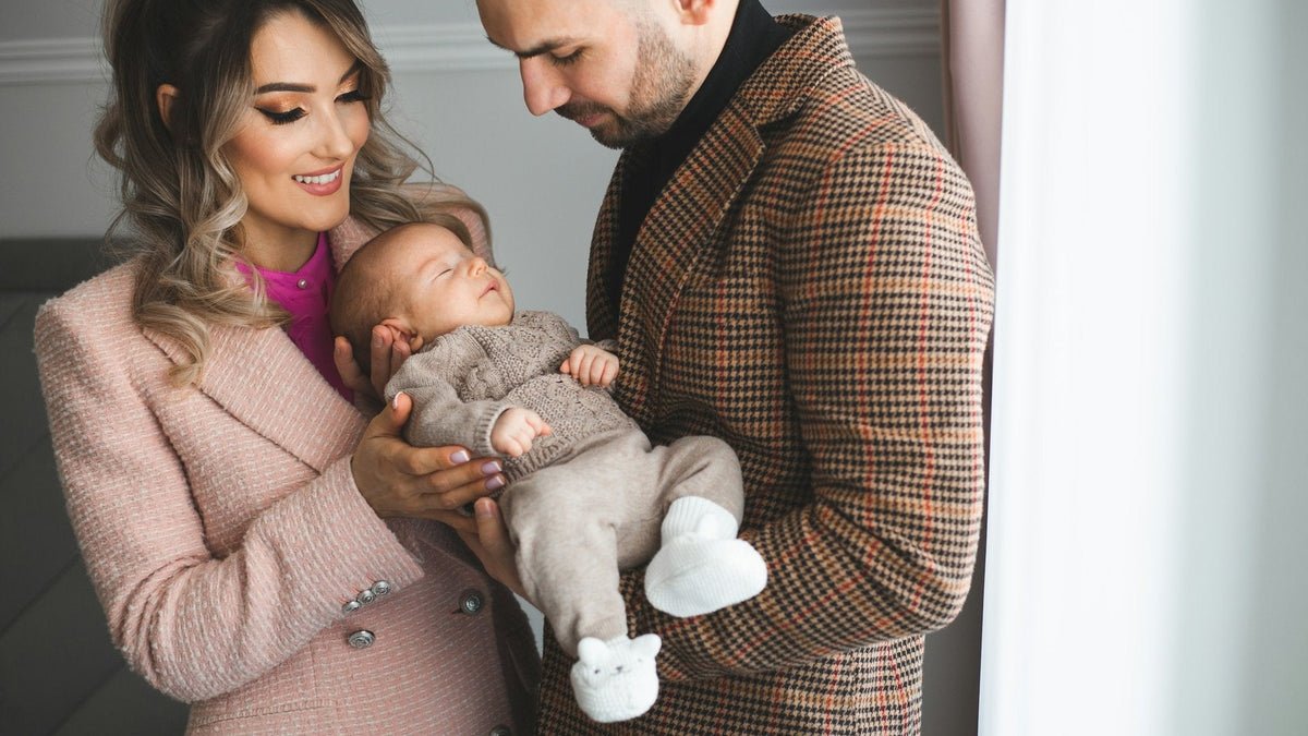 Jeunes parents qui tiennent leur bébé