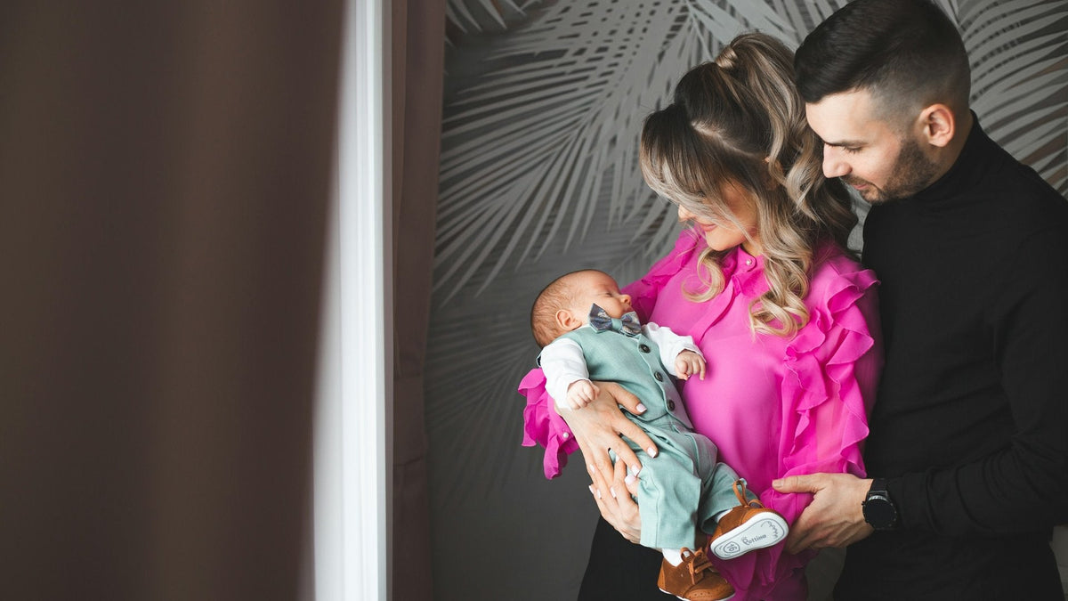 Parents qui tiennent leur nouveau-né dans les bras