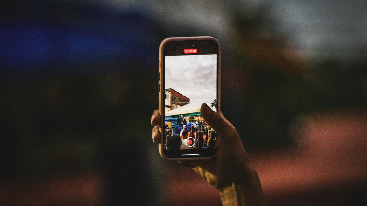 Main qui prend une photo avec un smartphone
