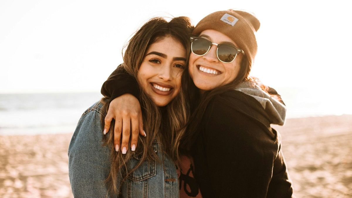 Deux femmes qui se prennent dans les bras en souriant
