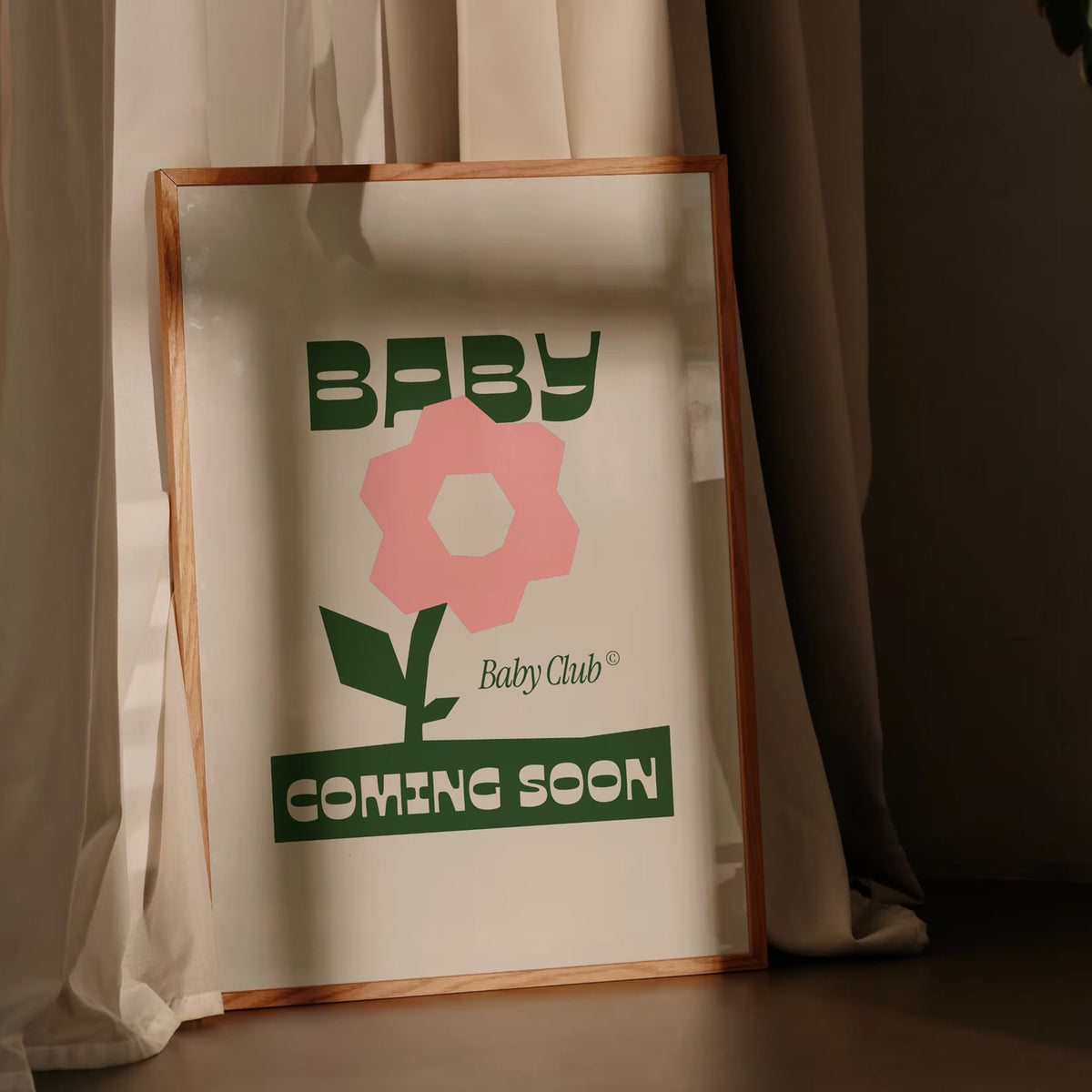Affiche « Baby Coming Soon » à fleur rose dans un cadre bois – cadres et affiches chambre bébé