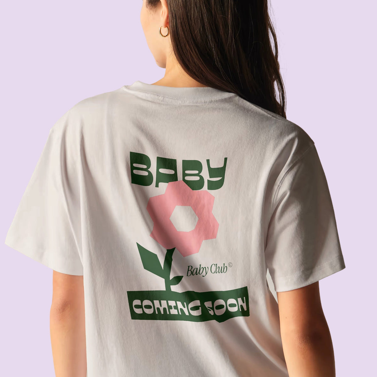 Femme de dos portant le t-shirt « Baby Coming Soon » à fleur rose – annonce de grossesse