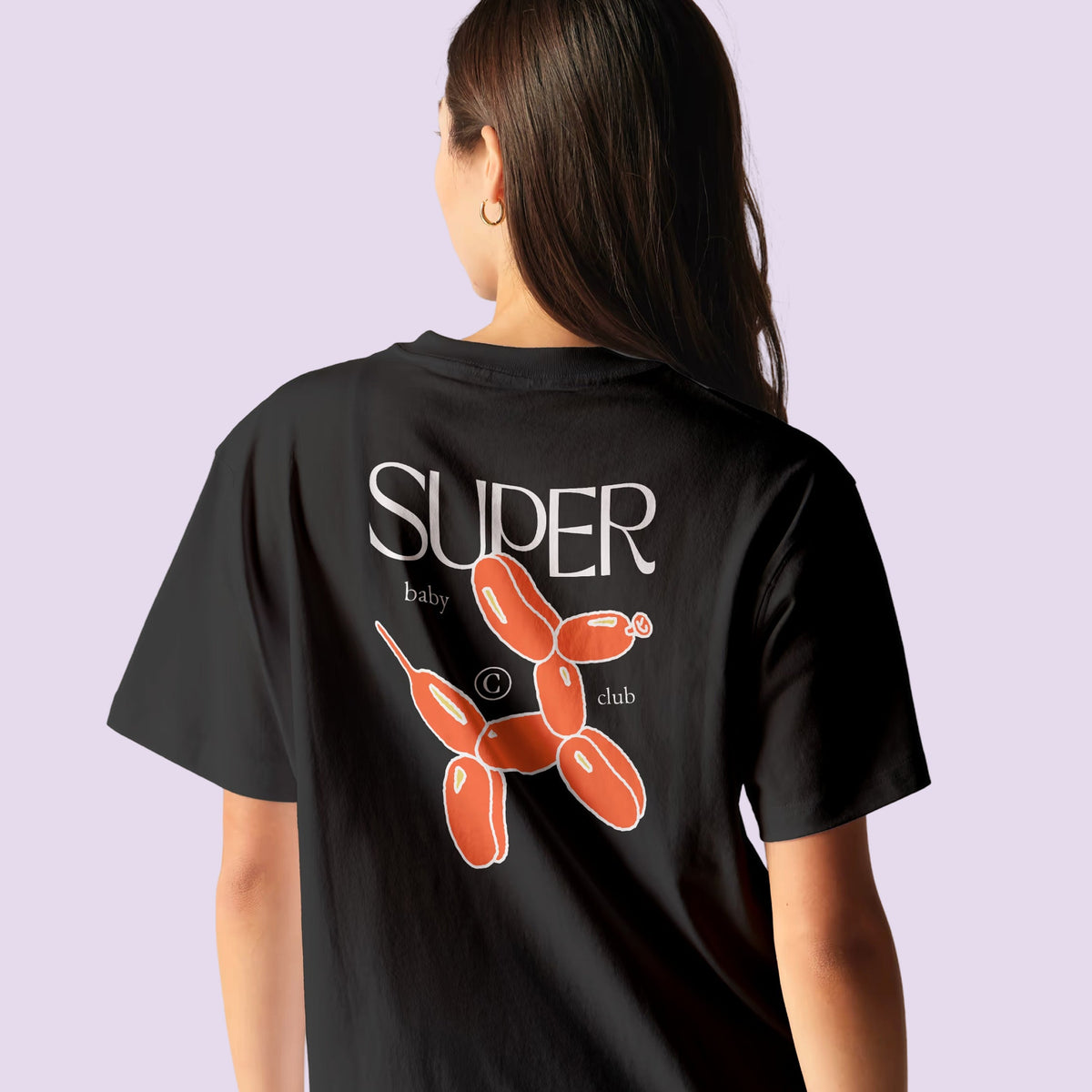 Femme de dos portant le t-shirt noir Super Baby Club au chien ballon orange – cadeaux maman
