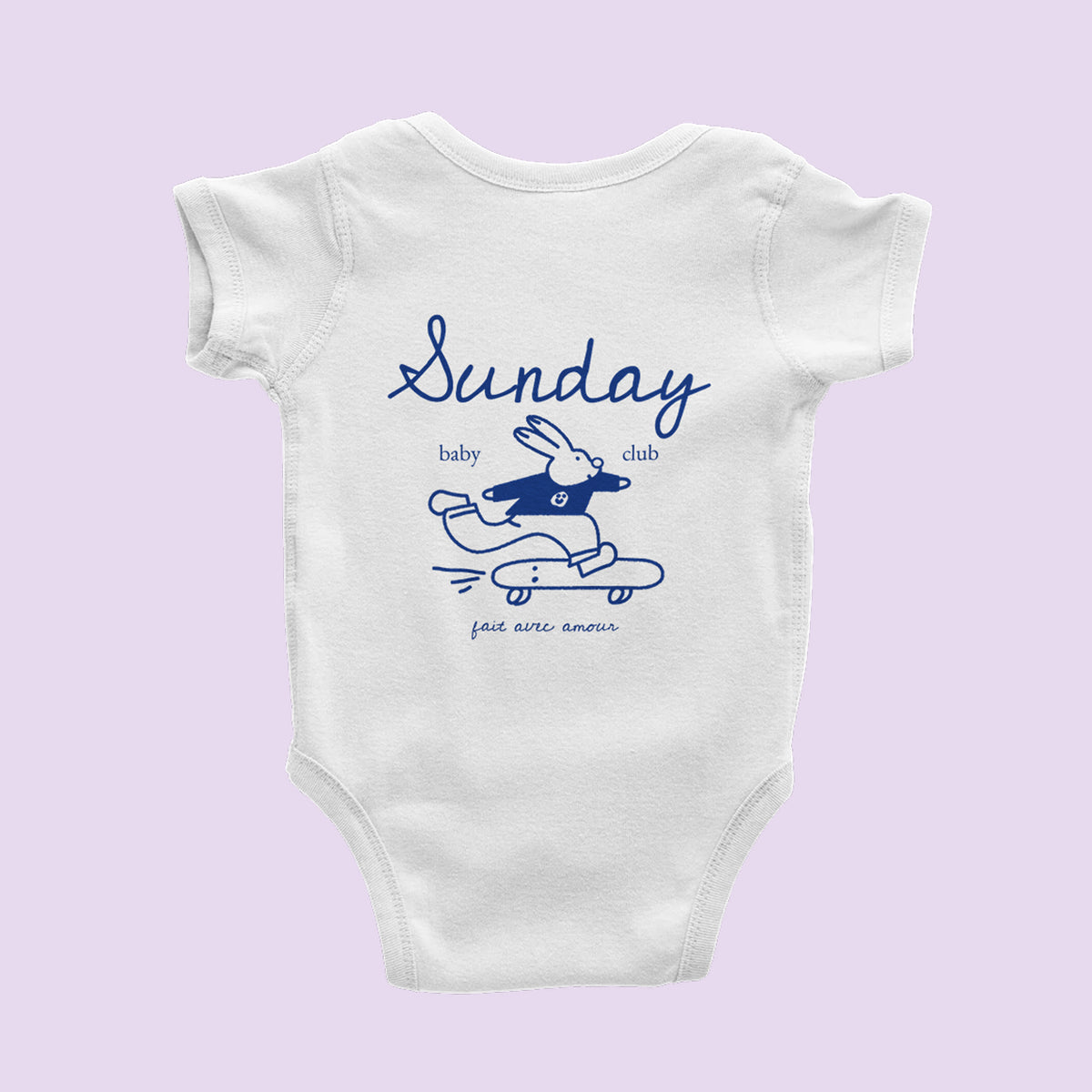 Body bébé blanc Sunday Baby Club avec lapin sur skateboard bleu – cadeau naissance