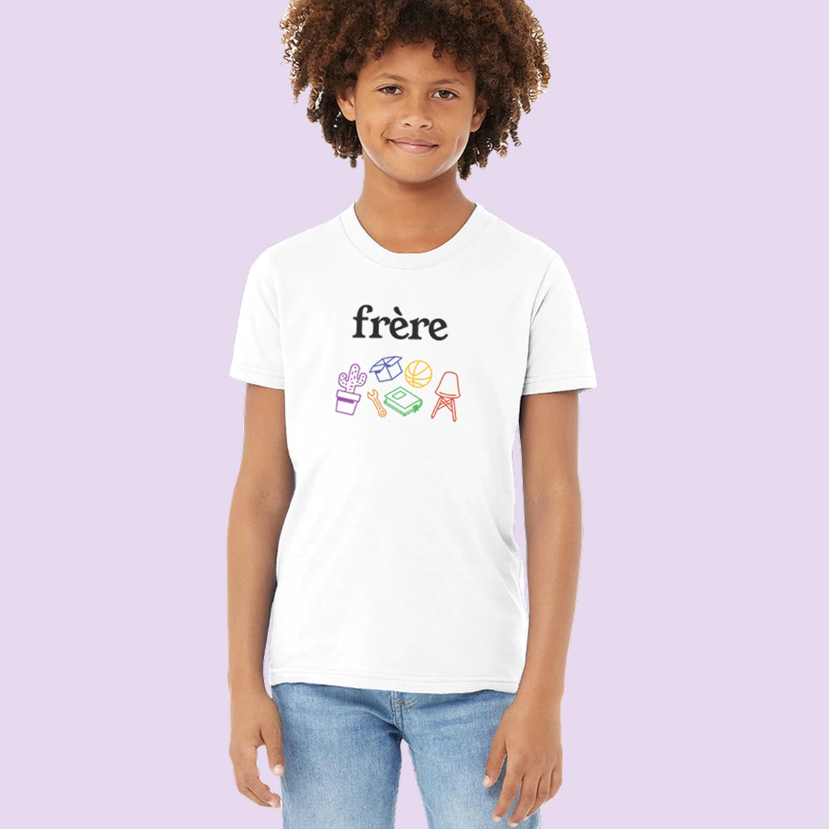 Petit garçon portant le t-shirt blanc « frère » – annonce de grossesse par le grand frère