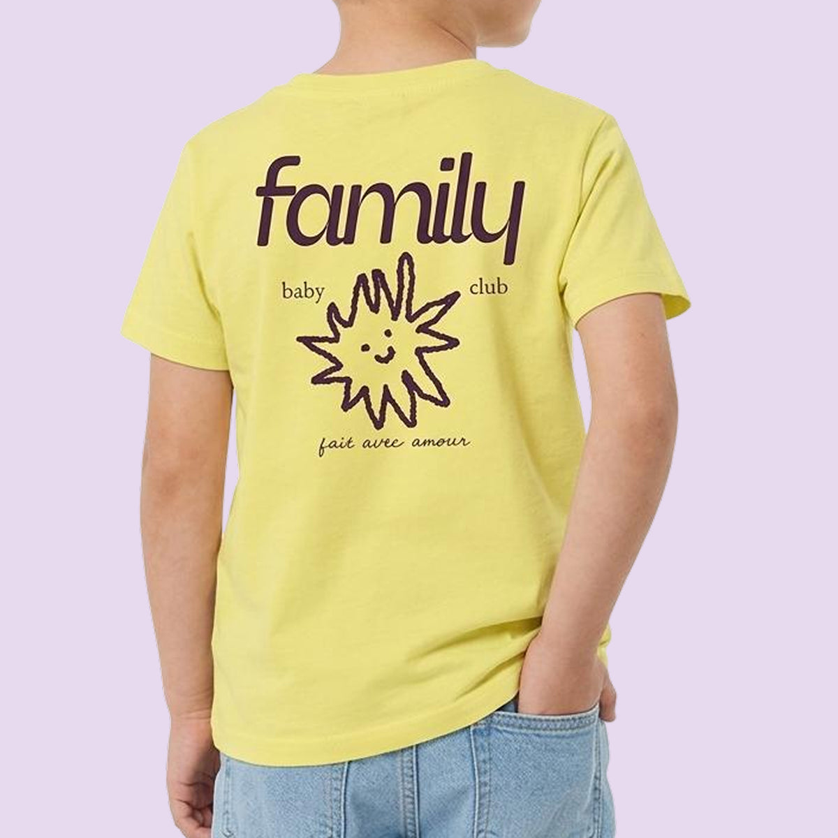 Enfant de dos portant le t-shirt jaune « family » Baby Club au soleil souriant – cadeau enfant aîné