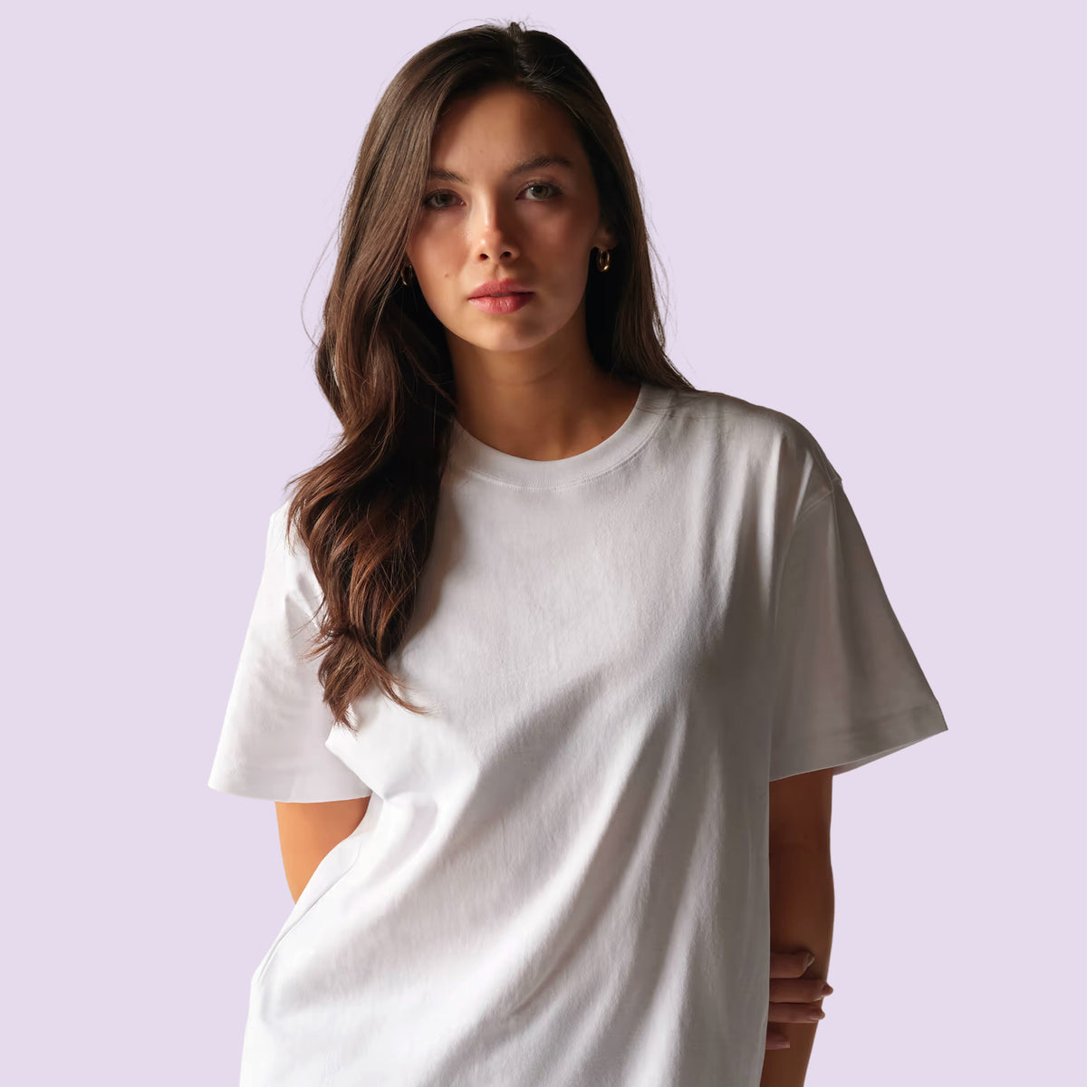 Femme portant le t-shirt blanc Sunday Club, vue de face – t-shirt jeune maman