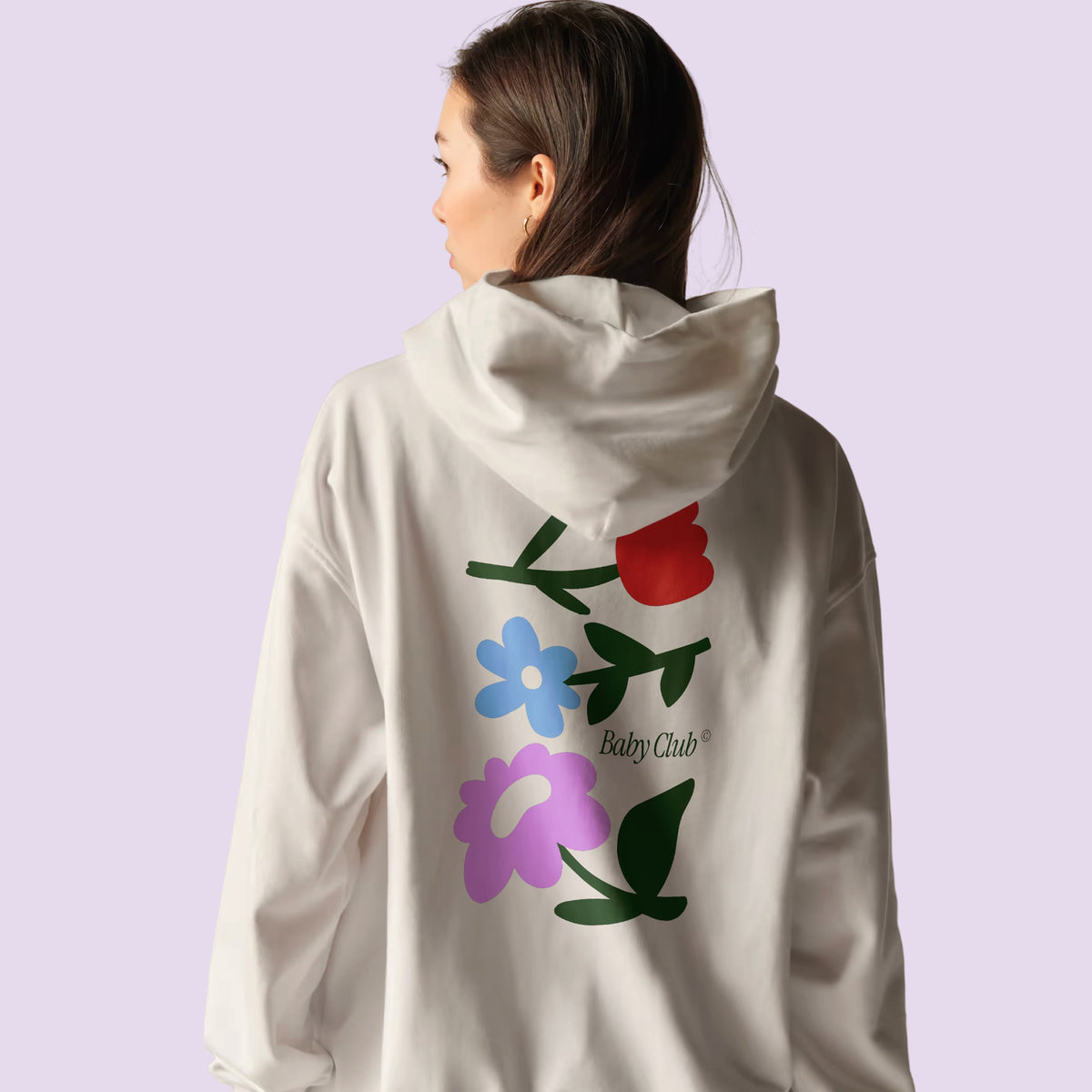 Femme de dos portant le hoodie écru Baby Flowers – cadeau future maman