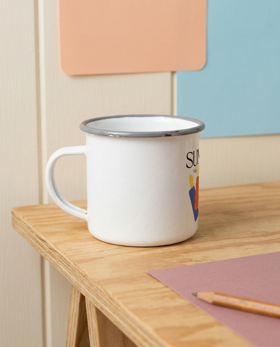 Mug émaillé Baby Club vu de côté sur une table en bois – cadeau futurs parents