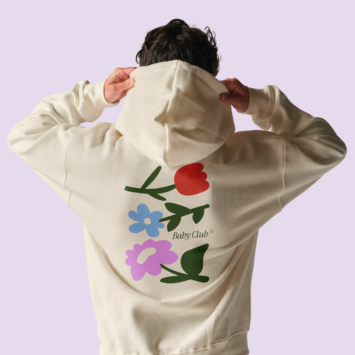 Homme de dos portant le hoodie écru Baby Flowers – cadeau futur papa