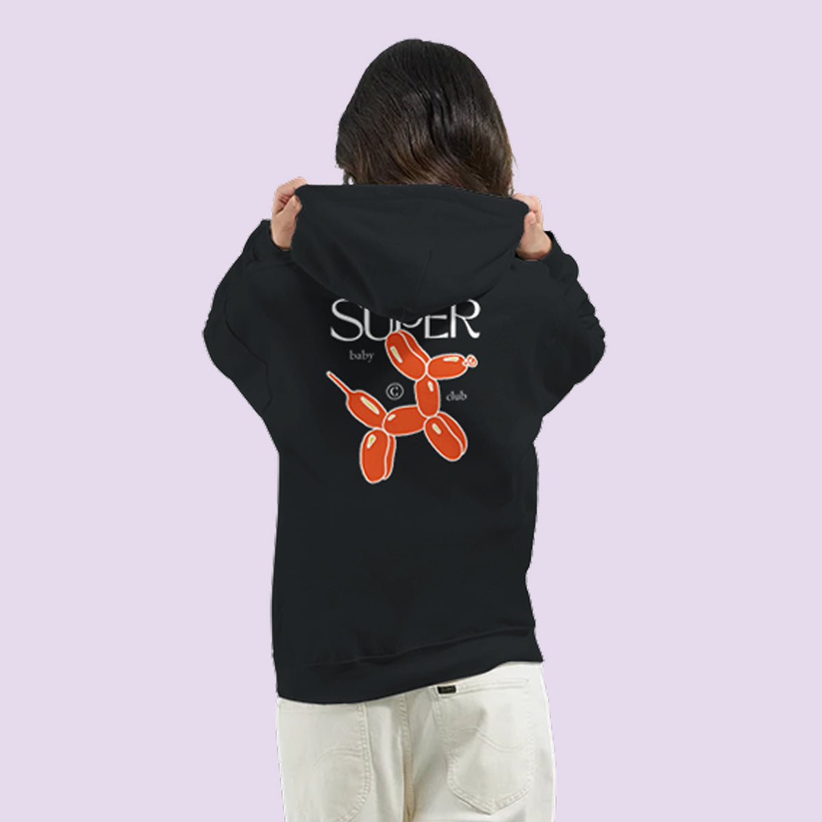 Femme de dos portant le hoodie noir Super Baby Club – cadeau jeune maman