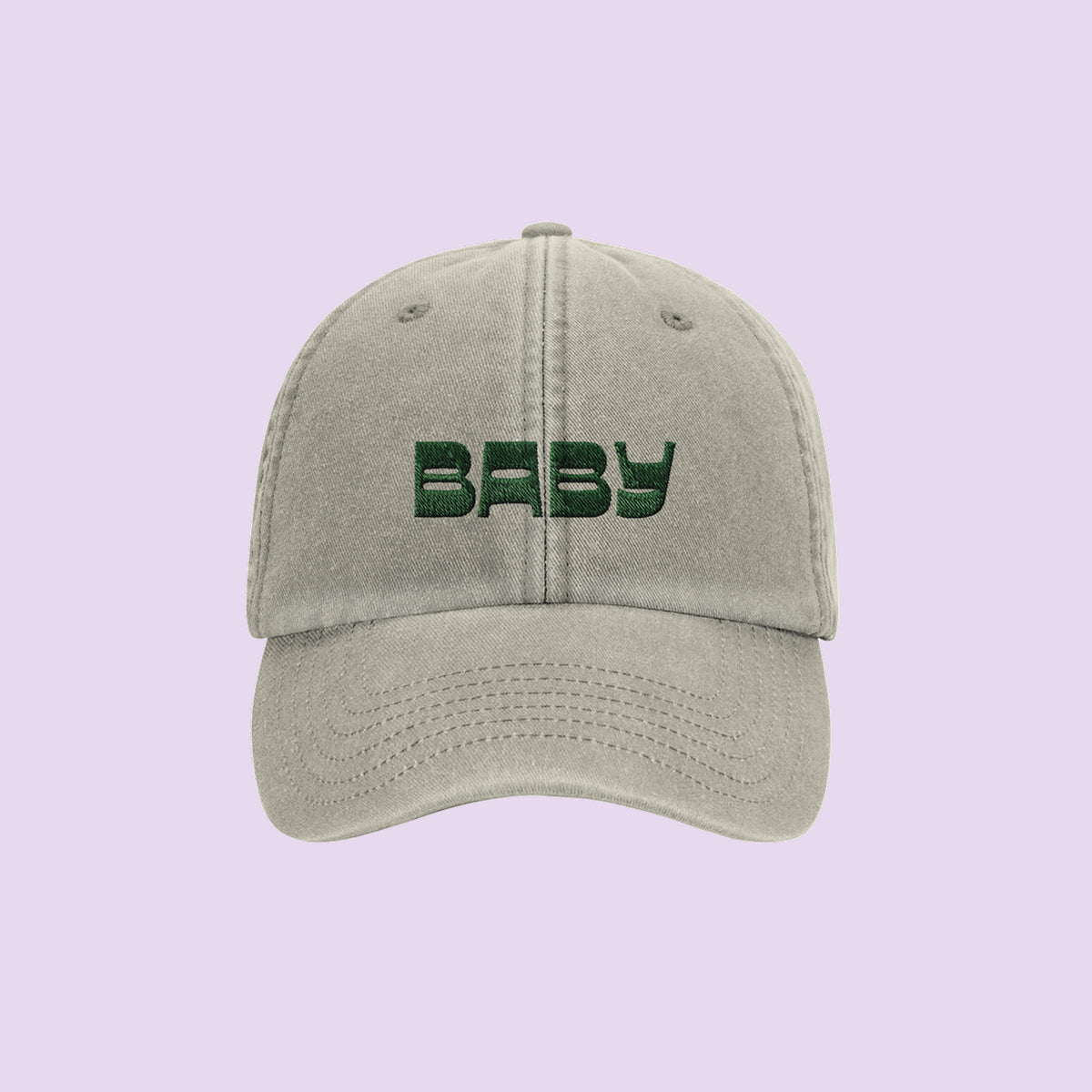 Casquette délavée couleur sable brodée « BABY » en vert, vue de face – cadeau futurs parents