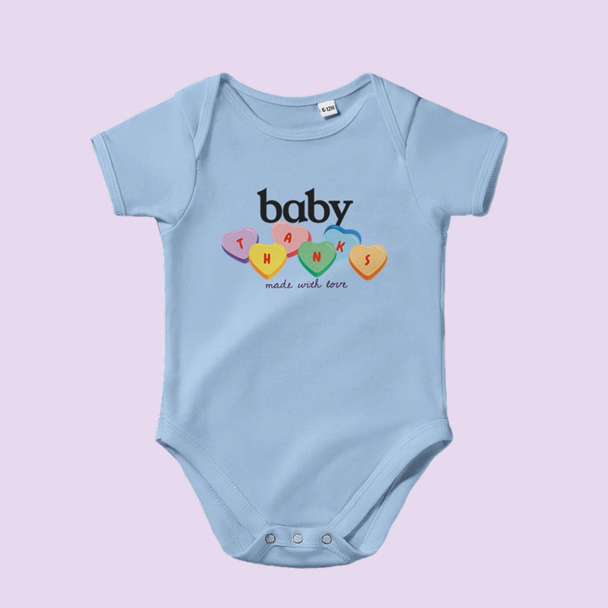 Body bébé bleu « baby » illustré de cœurs colorés – tenue assortie mamie et bébé