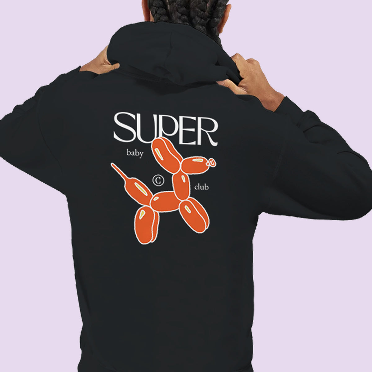 Homme de dos portant le hoodie noir Super Baby Club au chien ballon orange – cadeau jeune papa