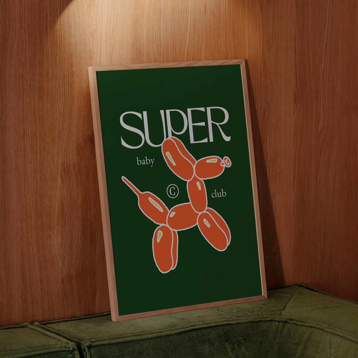 Affiche Super Baby Club vert foncé au chien ballon orange dans un cadre en bois – déco chambre bébé