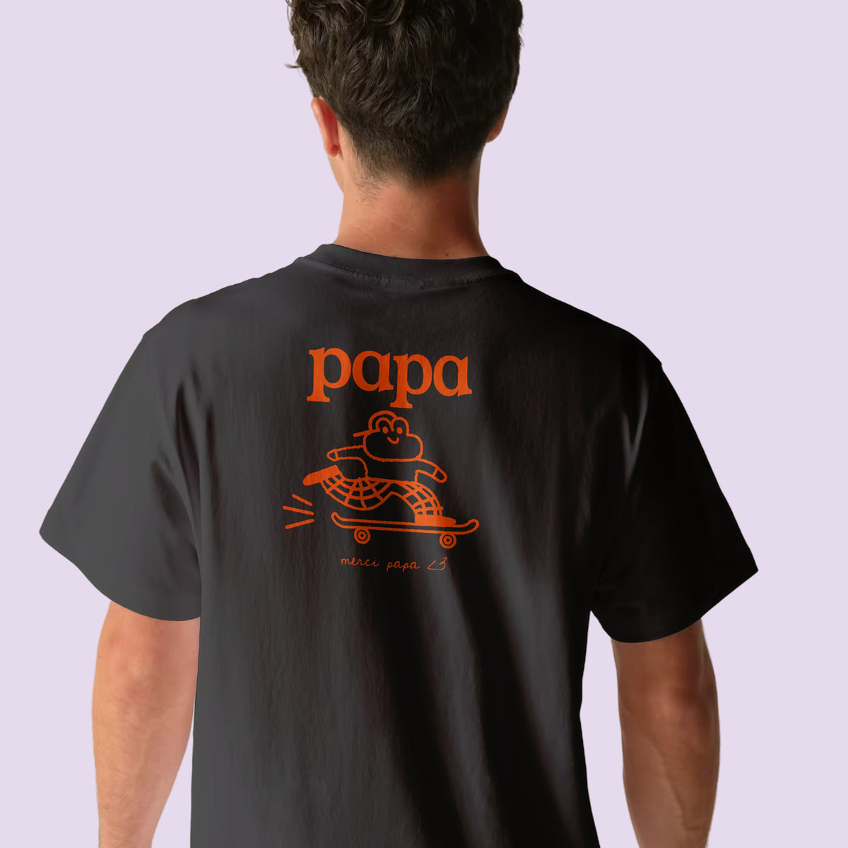 Homme de dos portant le t-shirt noir « papa » illustré en orange – cadeau fête des pères