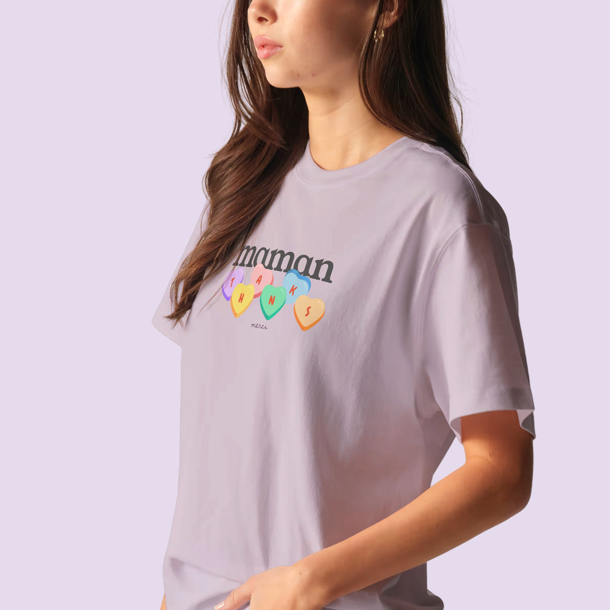 Femme portant le t-shirt lila « maman » aux cœurs colorés – cadeau fête des mères