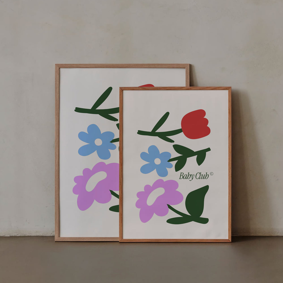 Deux affiches Baby Club Bouquet encadrées posées contre un mur – décoration chambre bébé