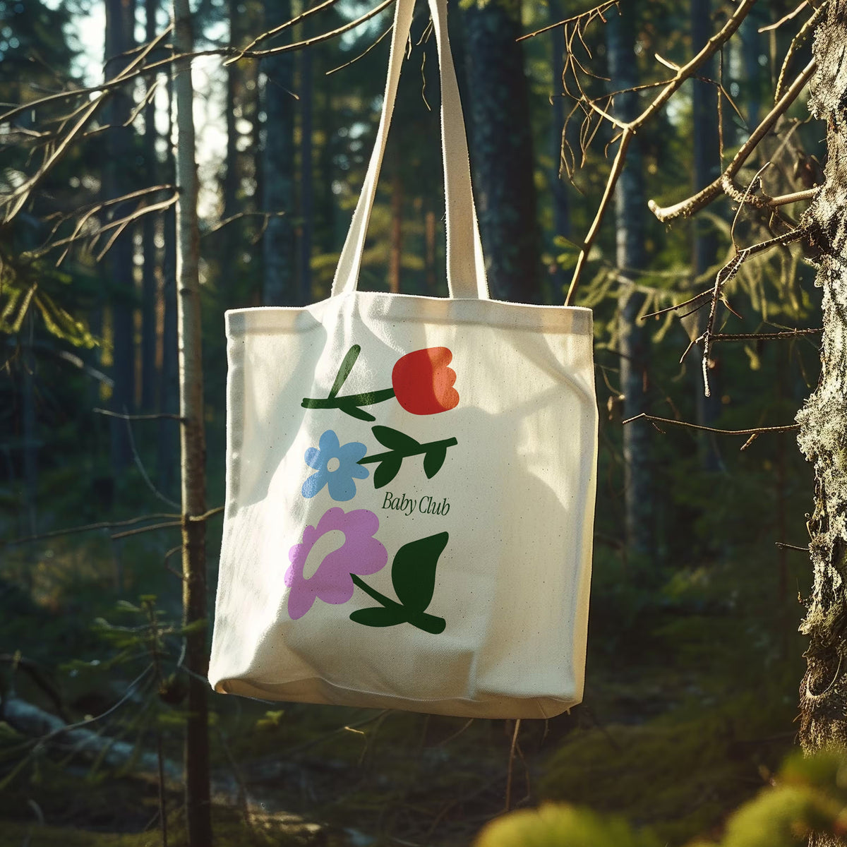 Tote bag en toile écrue Baby Flowers illustré de fleurs, suspendu dans une forêt – cadeau future maman