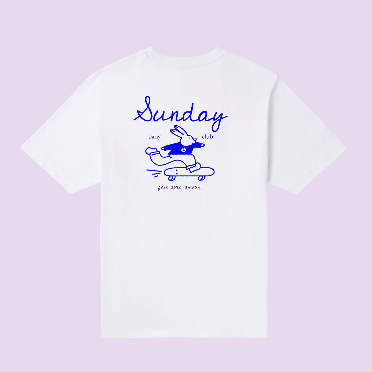 T-shirt blanc Sunday Baby Club, dos illustré d'un lapin bleu sur skateboard – cadeau jeunes parents