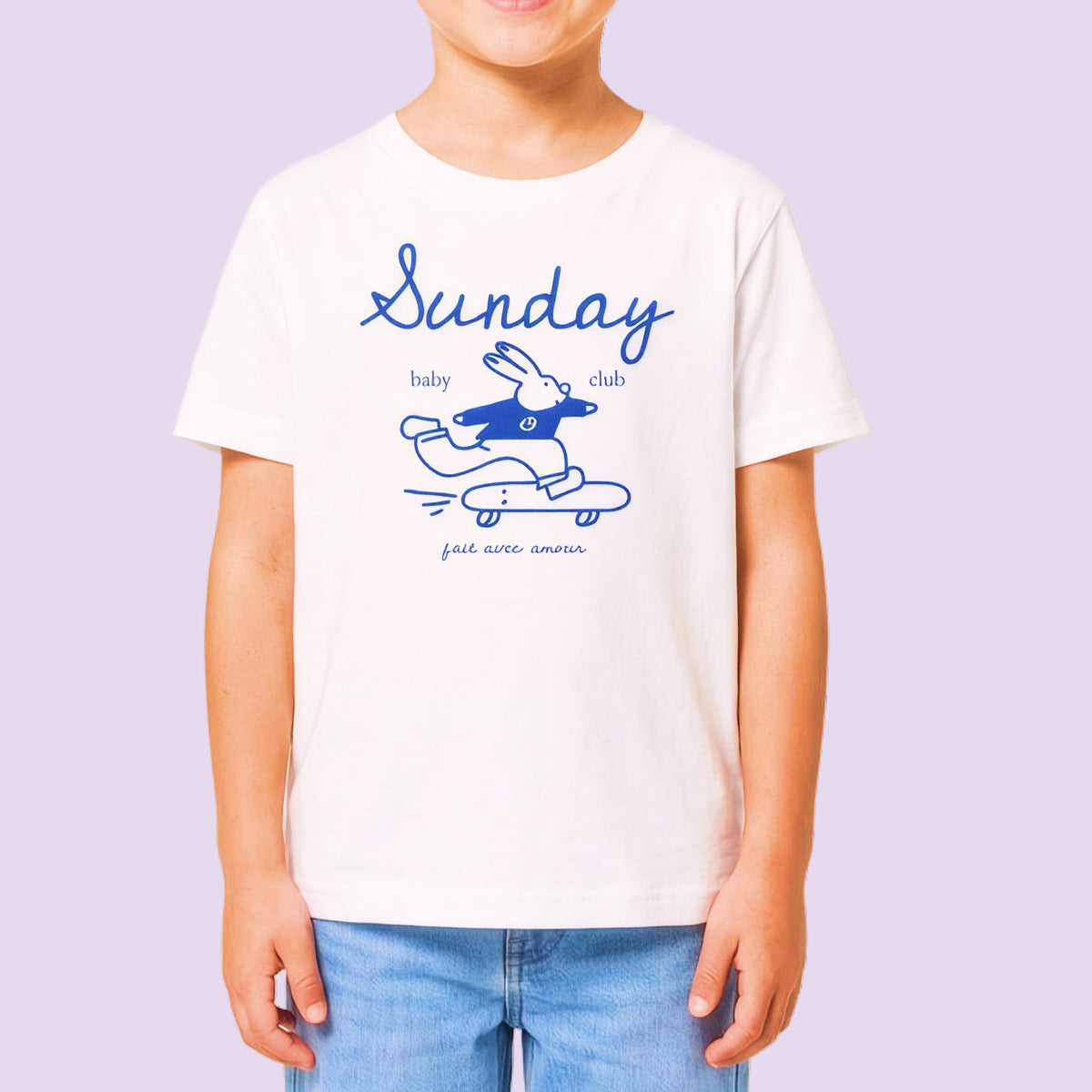 Petit garçon portant le t-shirt blanc Sunday Baby Club au lapin skateur bleu – t-shirt enfant aîné