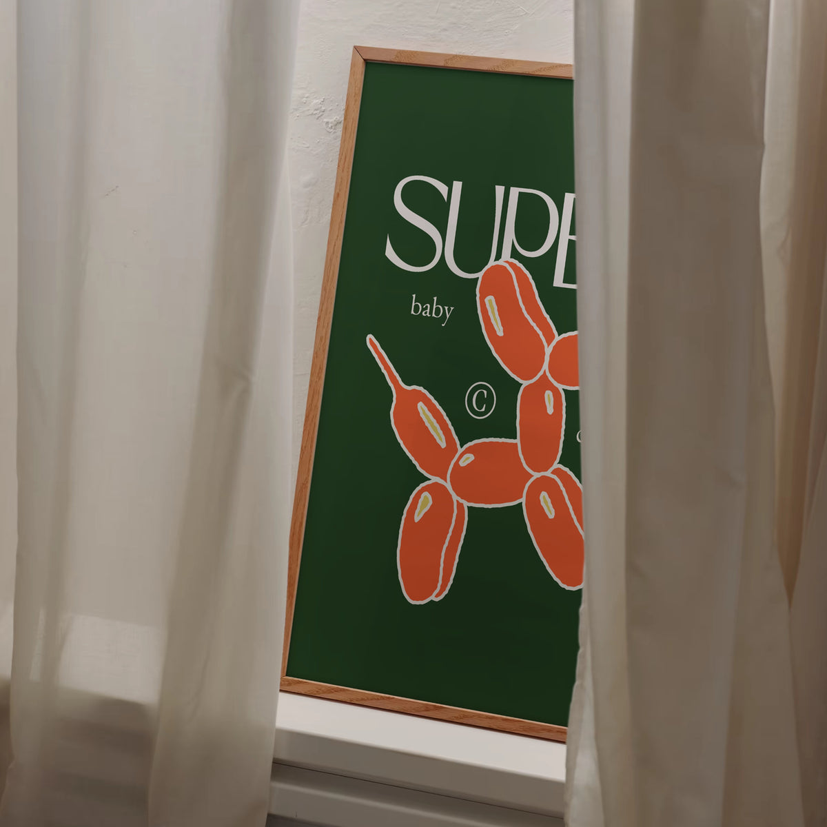 Affiche encadrée Super Baby Club posée près d'une fenêtre – décoration chambre bébé