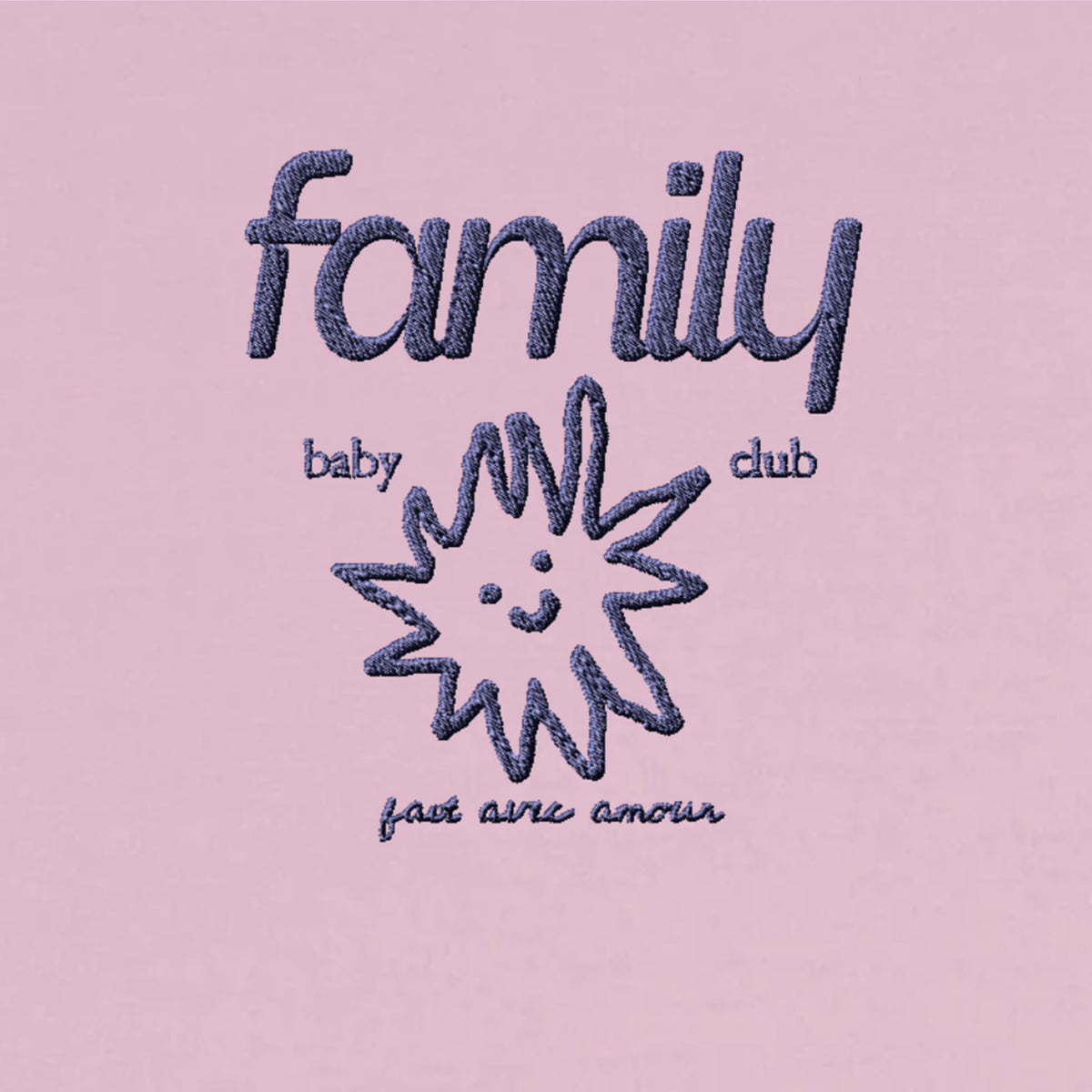 Détail de la broderie « family baby club » et du soleil souriant sur le sweat rose