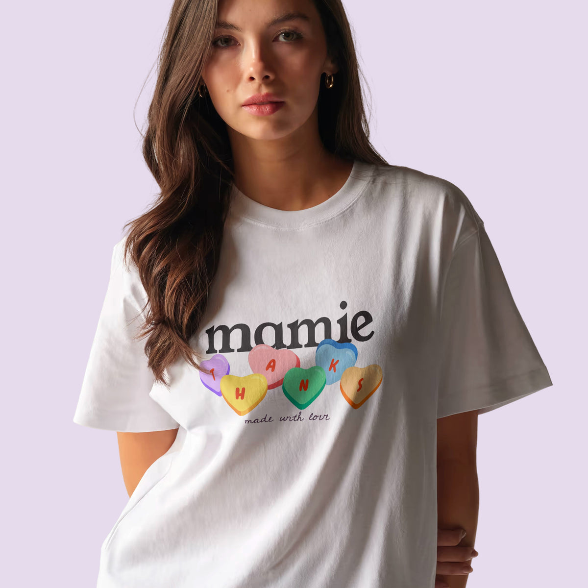 Femme portant le t-shirt blanc « mamie » aux cœurs colorés – cadeau future mamie