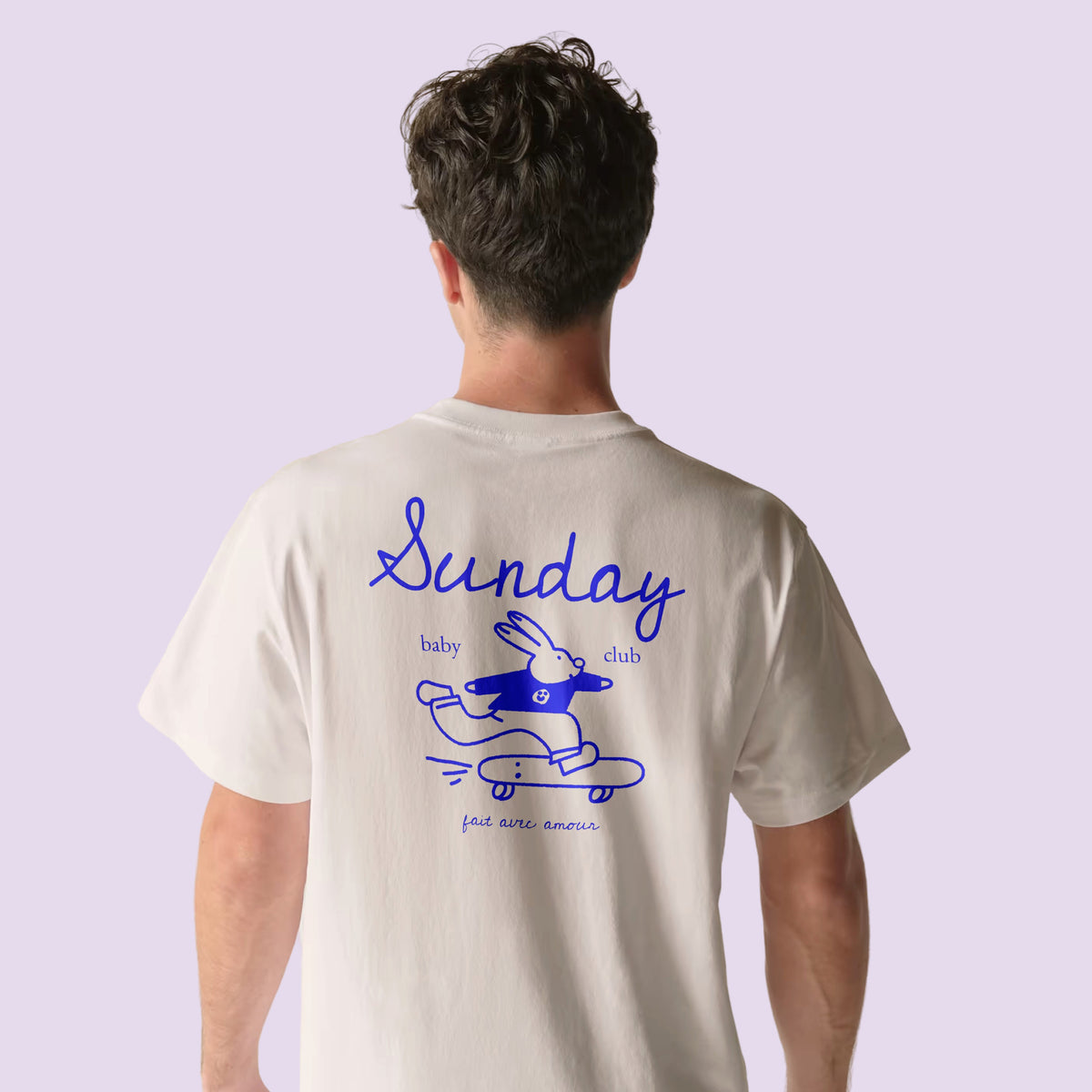 Homme de dos portant le t-shirt Sunday Baby Club au lapin skateur bleu – cadeau jeune papa