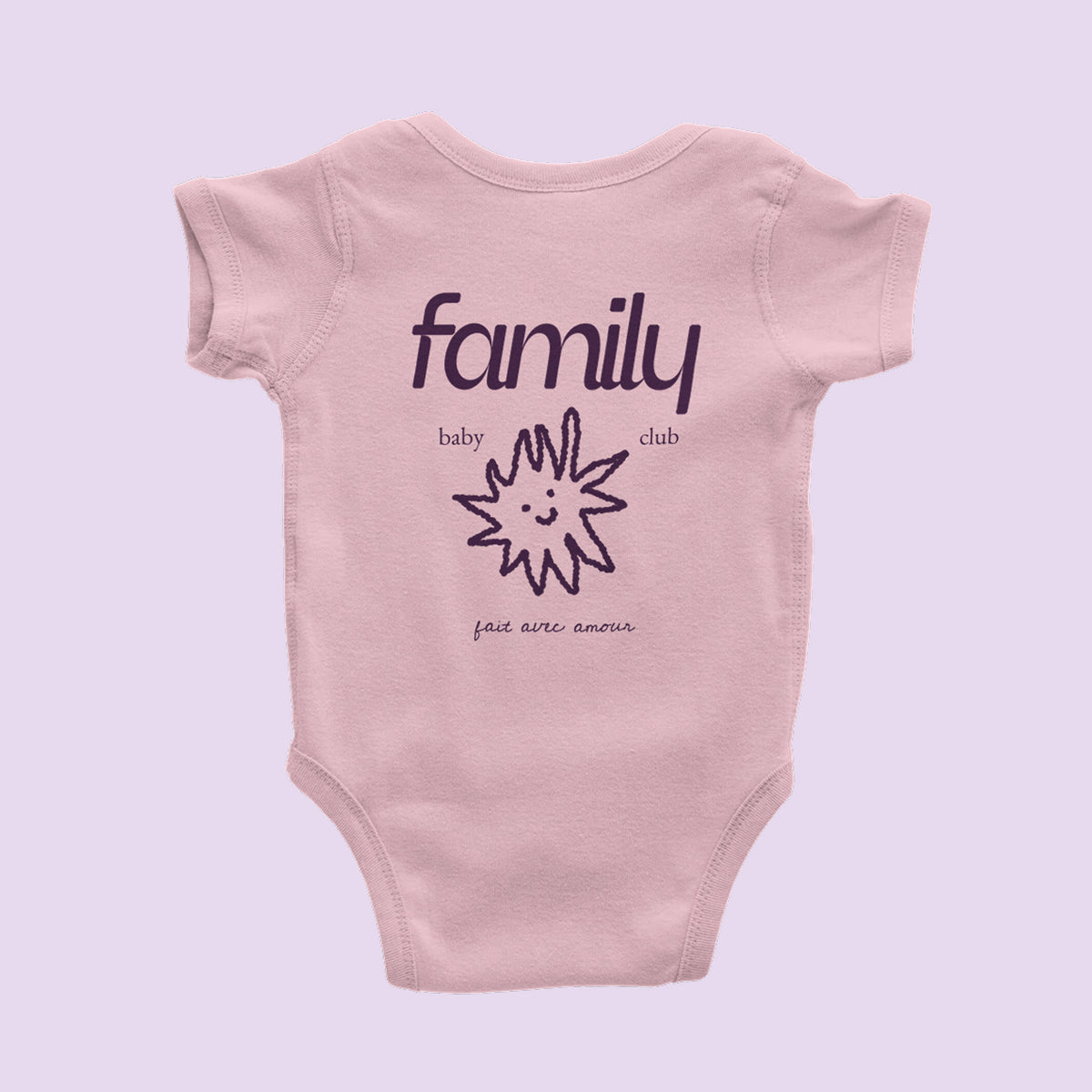 Body bébé rose « family » Baby Club au soleil souriant, vu de dos – cadeau naissance