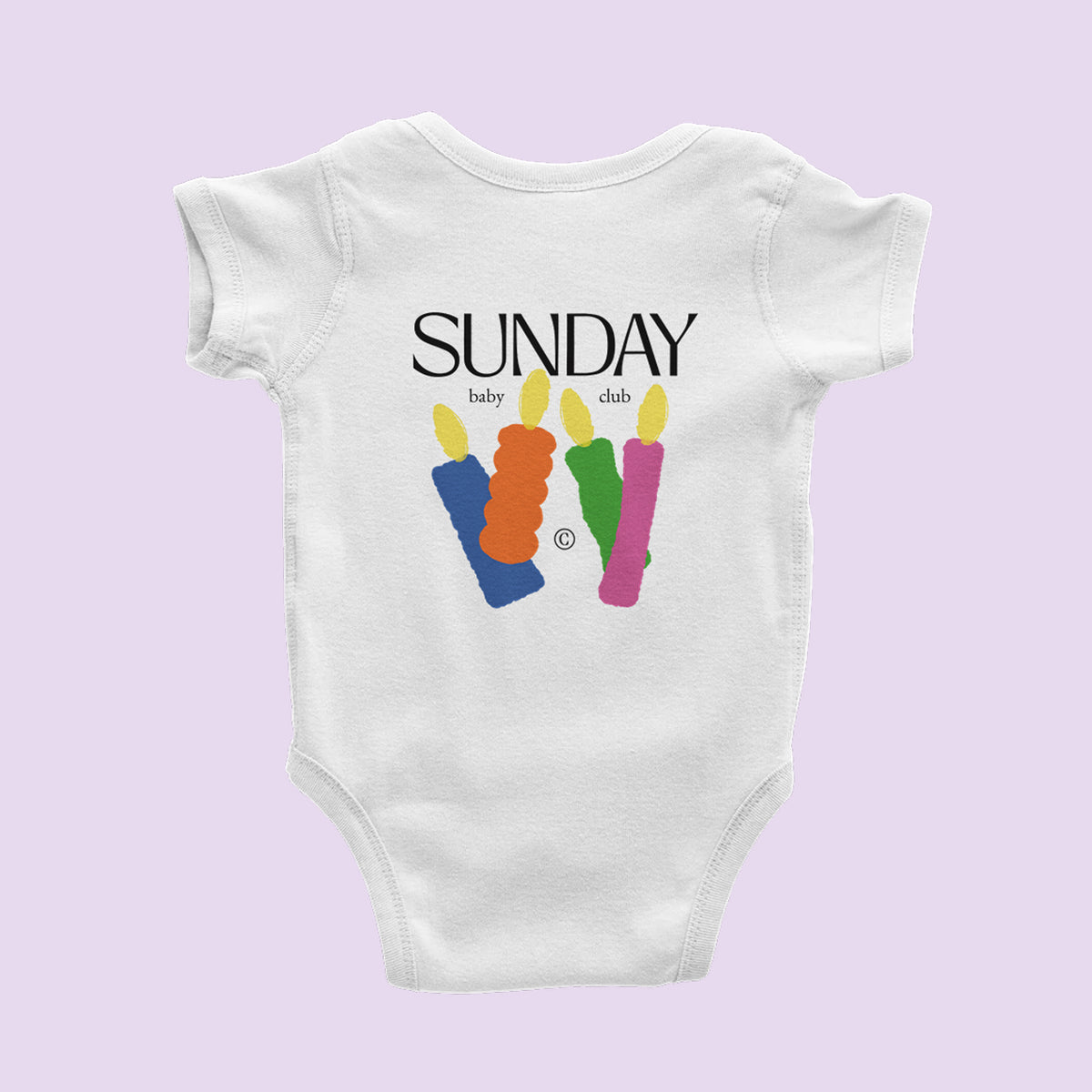 Body bébé blanc Sunday Baby Club illustré de bougies colorées – cadeau naissance