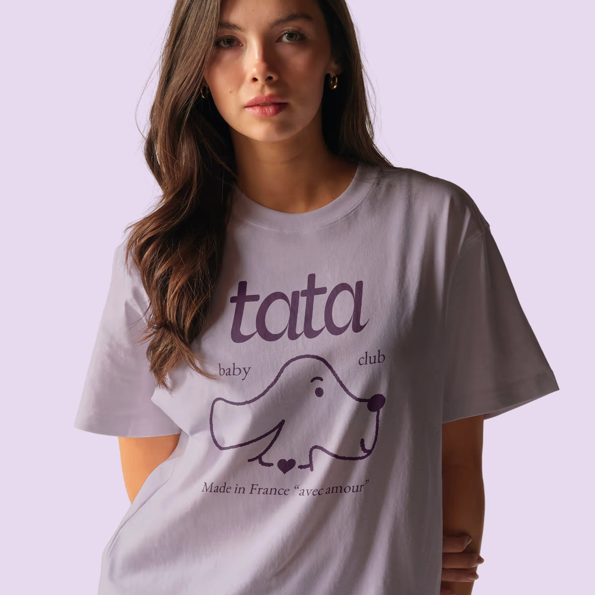 Femme portant le t-shirt lila « tata » Baby Club – annonce de grossesse à la tata